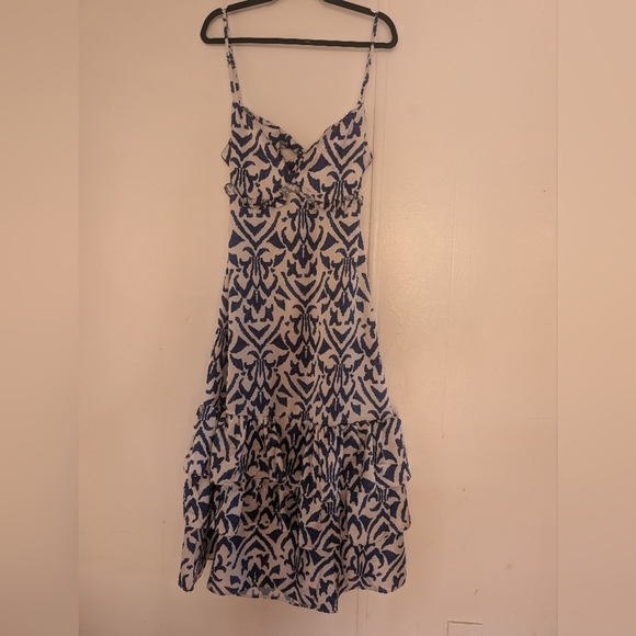 Elegant Blue and White Patterned Midi Dress - Picture 5 of 13